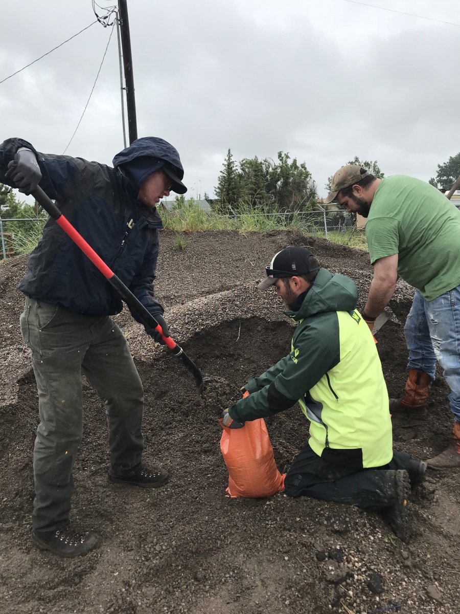 volunteers sandbag in Augusta, MT