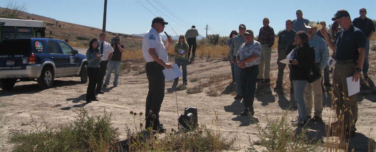 The Chubbuck Fire Department Chief talks to local residents about  making their homes Firewise. Credit: BLM Idaho