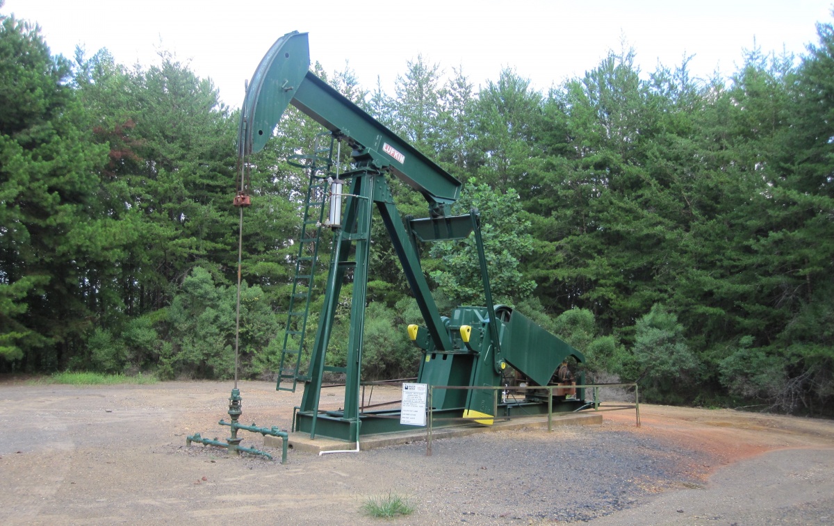 A pumping unit de-waters the coal seam of a coal-bed methane well, enabling gas to flow up the casing to a gas meter.  Location: Tuscaloosa County, Alabama.  Photo by Charles Boyd