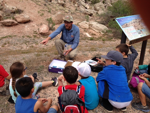 VISTA intern teaching children from Dual Immersion Academy.