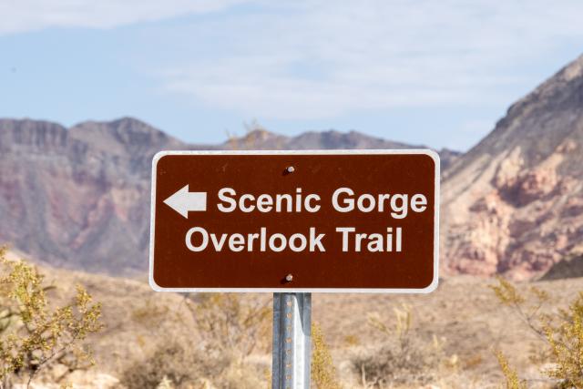 A sign points to the Scenic Gorge Overlook Trail